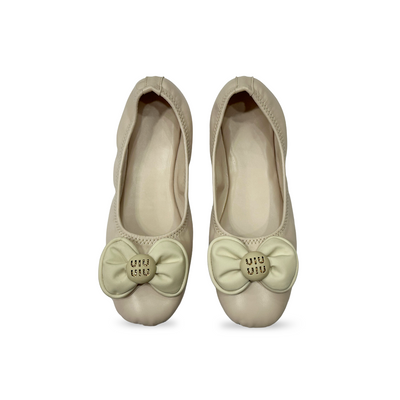 Aestify Women’s Soft Ballet Flats with Bow Detail – Elegant Cream Foldable Slip-On Shoes for Everyday Comfort
